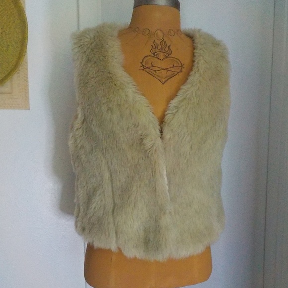 hazel Faux Soft Fur Vest - Picture 3 of 10